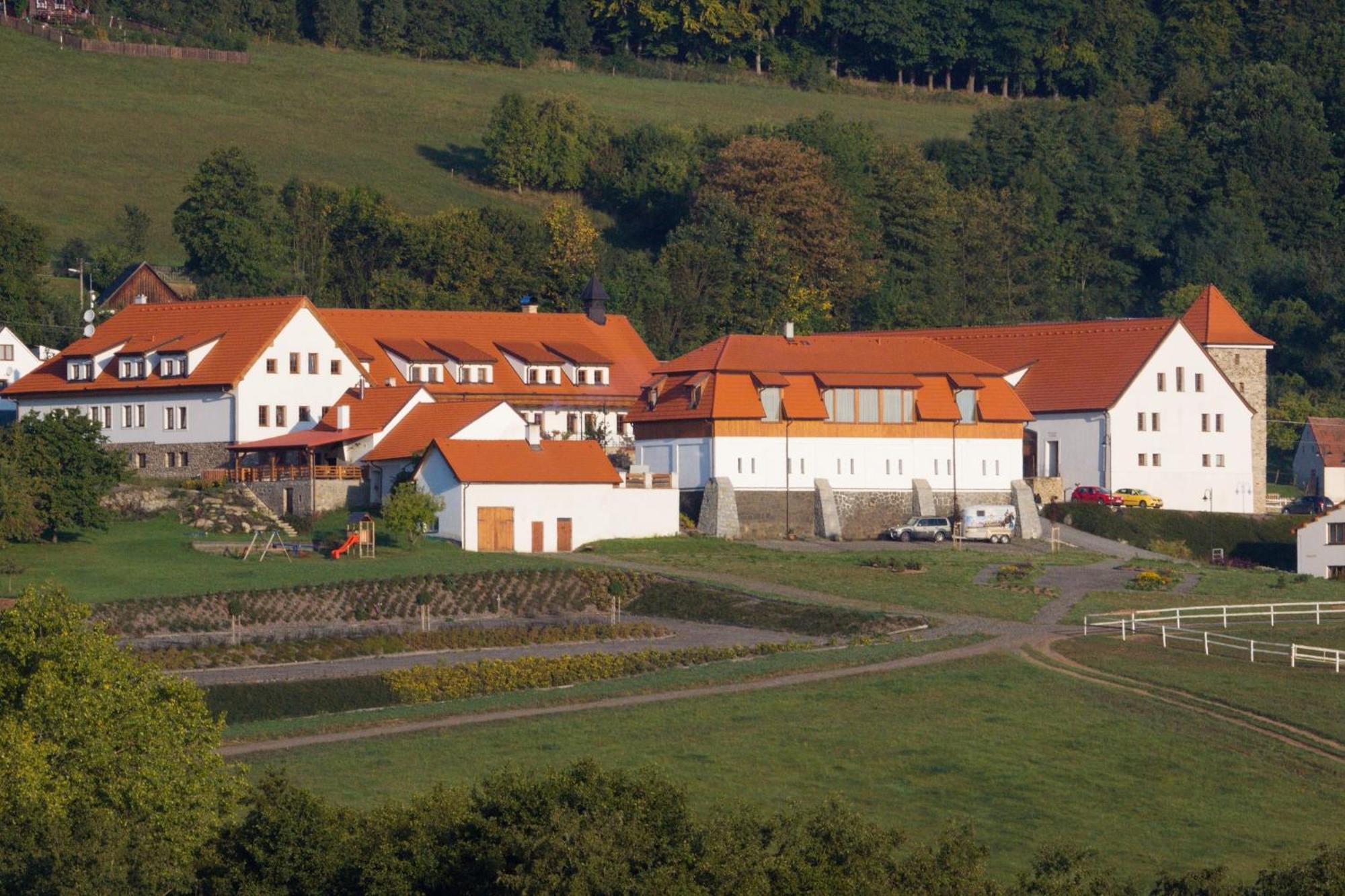 Hotelovy A Jezdecky Areal Dvur Krutenice Exteriör bild